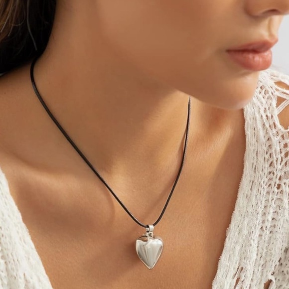 Chrome silver heart necklace, can be work as a choker and is adjustable in size - Picture 3 of 3